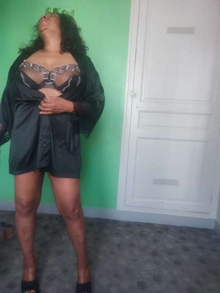 Femme Noir kadiatou simpathique pour Massage